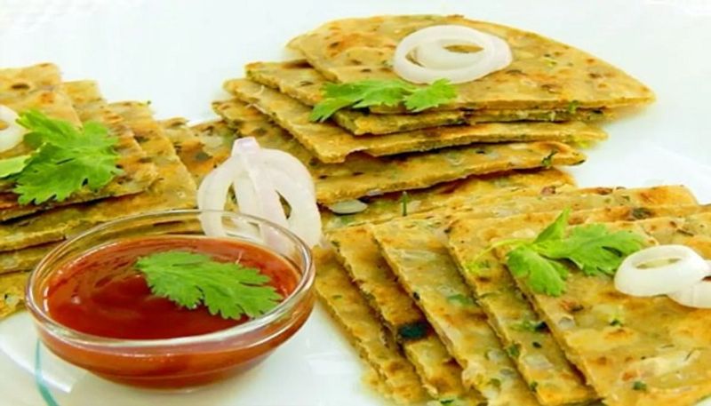 ఈ మిశ్రమాన్ని పాలు మొత్తం ఇగిరిపోయేదాకా ఉడికించి దించేయాలి. ఆ తరువాత ముందుగా ఉడికించి పెట్టుకున్న బంగాళదుంప చిదిమి అందులో ఈ సోయాబీన్ మిశ్రమాన్ని, కాస్త ఉప్పు, కొంచెం గరం మసాలా వేసి బాగా కలపాలి.