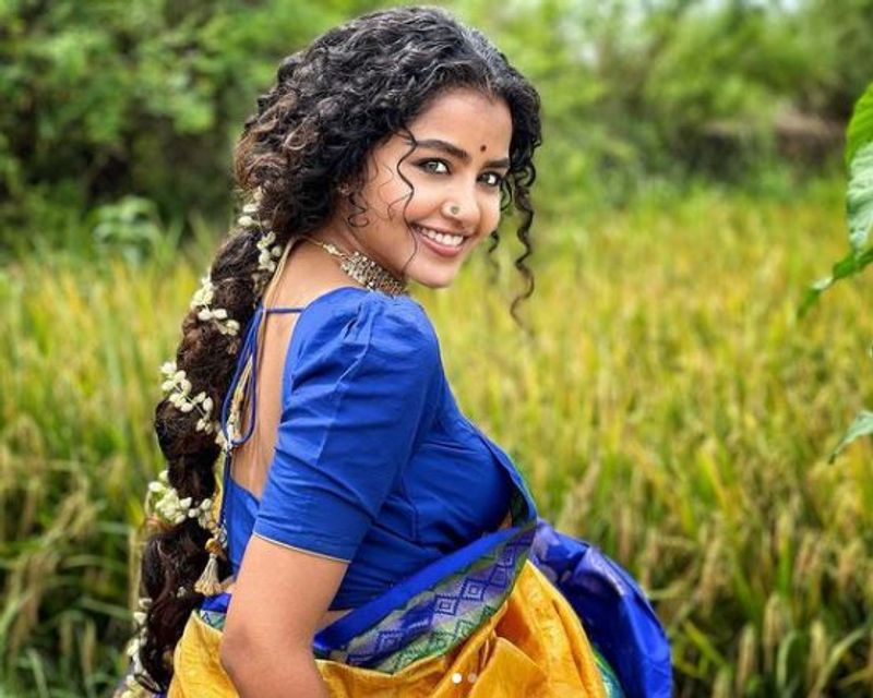 இதை தொடர்ந்து, புத்தாண்டு ஸ்பெஷலாக சேலையை சரிய விட்டு, புது வித கவர்ச்சியை காட்டியுள்ளார்.