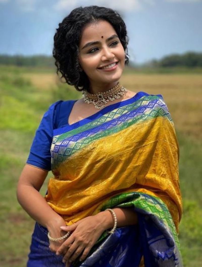 மஞ்சள் நிற பட்டு சேலையில்... பார்க்க பார்க்க தீராத கொள்ளை அழகில் அனுபமா வெளியிட்டுள்ள குதூகல போஸ் இதோ...