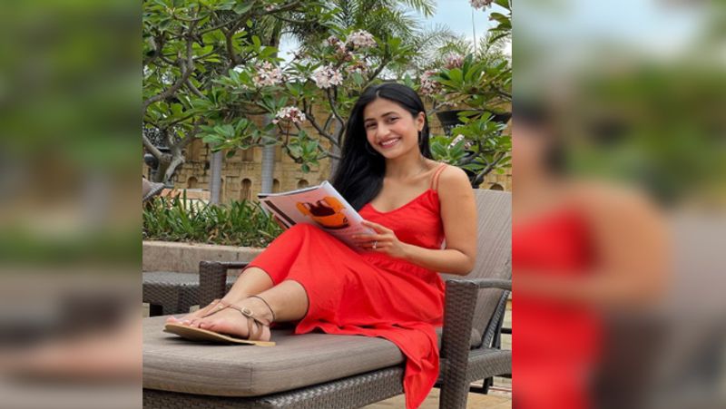 सोशल मीडिया पर छाईं धनाश्री
रॉयल चैलेंजर्स बेंगलुरु के लेग स्पिनर युजवेंद्र चहल की वाइफ धनाश्री वर्मा एक बार फिर अपनी तस्वीरों के जरिए सोशल मीडिया पर छाई हुई है। हाल ही में उन्होंने चैन्नई के लीला पैलेस होटल से अपनी कुछ तस्वीरें शेयर की है।