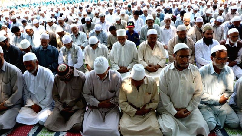 रमजान के दौरान काम के घंटों में होती है कटौती
इसके साथ ही रमजान में मुस्लिम को काम के घंटों में छूट भी दी जाती है। इस दौरान रेस्टोरेंट को भी कई देशों में बंद कर दिया जाता है। बताया जाता है कि इंडोनेशिया जैसे मुस्लिम देशों में रमजान के दौरान बार और नाइट क्लब को पूरे महीने के लिए बंद कर दिया जाता है। 