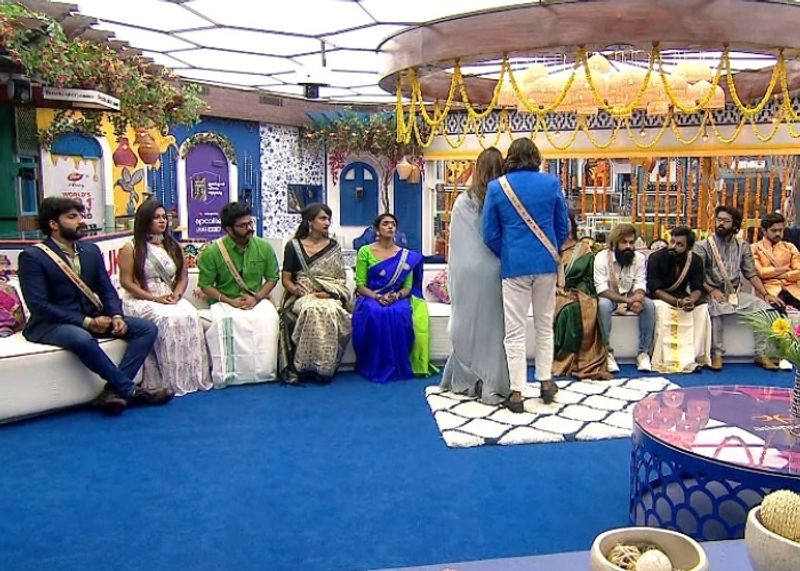 മോഹന്ലാലിന്റെ പുറത്താക്കല് പ്രഖ്യാപനത്തിനു ശേഷം മറ്റു മത്സരാര്ഥികളോട് യാത്ര ചോദിക്കുന്ന ഫിറോസും സജിനയും