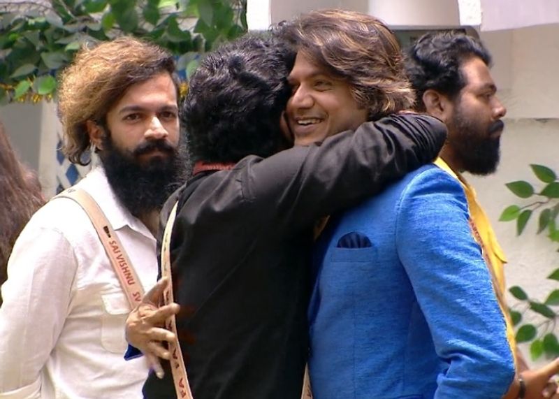 ബിഗ് ബോസില് ഏറ്റവും കൂടുതല് ഡയറക്റ്റ് ഫൈറ്റുകള് നടത്തിയ രണ്ട് മത്സരാര്ഥികളായിരുന്നു ഫിറോസ് ഖാനും കിടിലം ഫിറോസും. എന്നാലും പോയപ്പോള് കിടിലം ഫിറോസിന് ഒരു ഹഗ് നല്കാന് ഫിറോസ് ഖാന് മറന്നില്ല. "നീ ഒറ്റപ്പെട്ടുപോവും, അതാണെനിക്ക്..", എന്ന് ഫിറോസ് ഖാന്റെ വാക്കുകള്