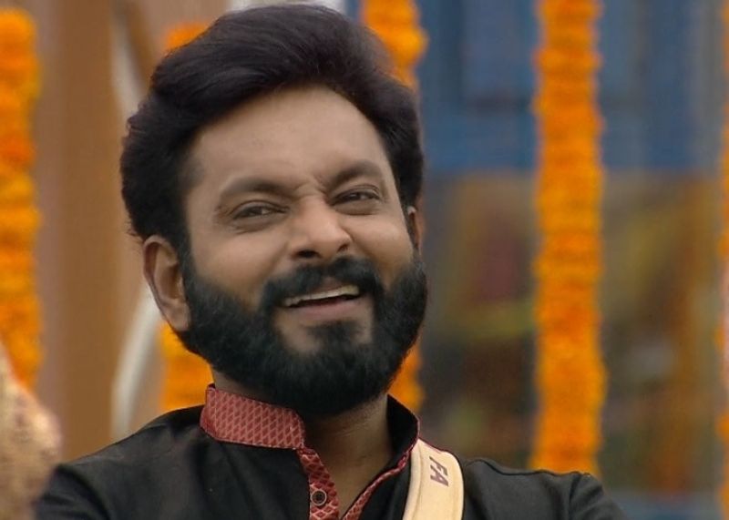 "എത്ര വട്ടം പറയാന് ശ്രമിച്ചെടാ.. എത്ര വട്ടം പിടിച്ചിരുത്തി ഞാന് പറഞ്ഞൂ..", കിടിലം ഫിറോസ്