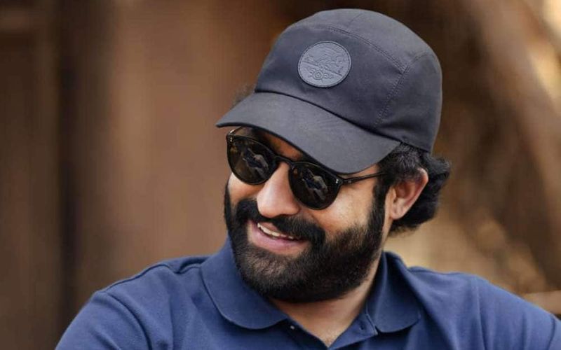 అంతేకాదు ఇప్పుడు ఓ వైపు ఎన్టీఆర్, మరోవైపు బన్నీ.. కొరటాల కోసం పోటీపడుతున్నారు. ఆయన కోసం కొట్టుకోవాల్సిన పరిస్థితి తలెత్తింది. మరోవైపు త్రివిక్రమ్తో ఎన్టీఆర్ కమిట్మెంట్ ఆగిపోయింది. తాత్కాలికంగా అది ఆగిపోయింది. భవిష్యత్లో ఇదే కాంబినేషన్లో చేయాలనుకుంటున్నామని నిర్మాత సూర్య దేవరనాగవంశీ ప్రకటించారు.