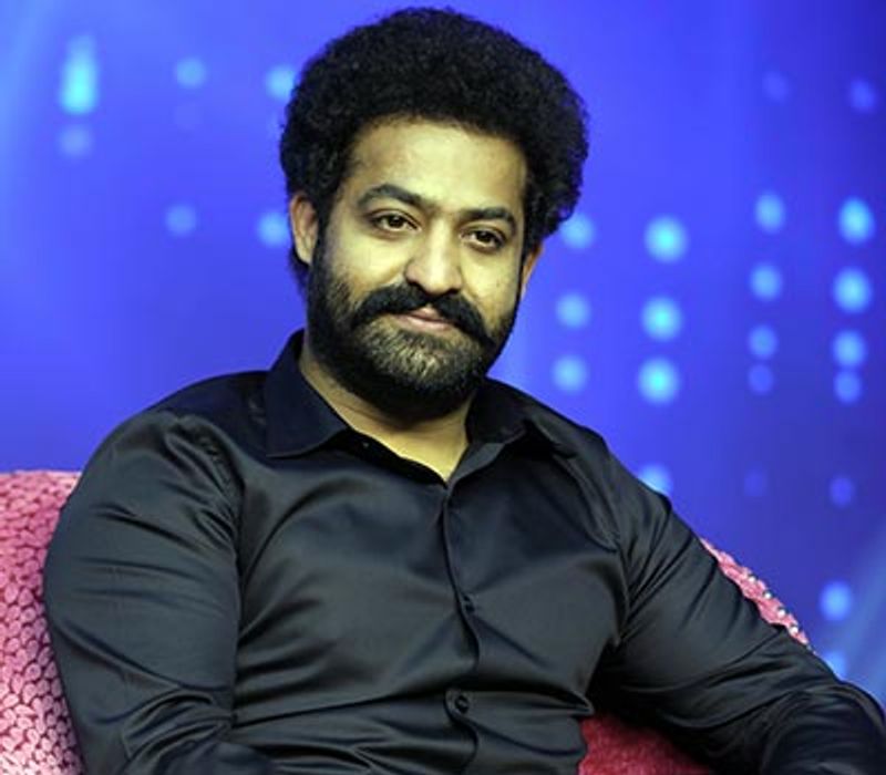ఎన్టీఆర్ తన 30వ చిత్రంగా కొరటాల శివతో ప్రకటించిన విషయం తెలిసిందే. జూన్ మధ్యలో ప్రారంభమై వచ్చే ఏడాది ఏప్రిల్ 29న సినిమాని విడుదల చేయబోతున్నట్టు ప్రకటించారు. ఇదే ఇప్పుడు మహేష్, బన్నీ, ఎన్టీఆర్ల మధ్య కుర్చీలాటగా మారింది.