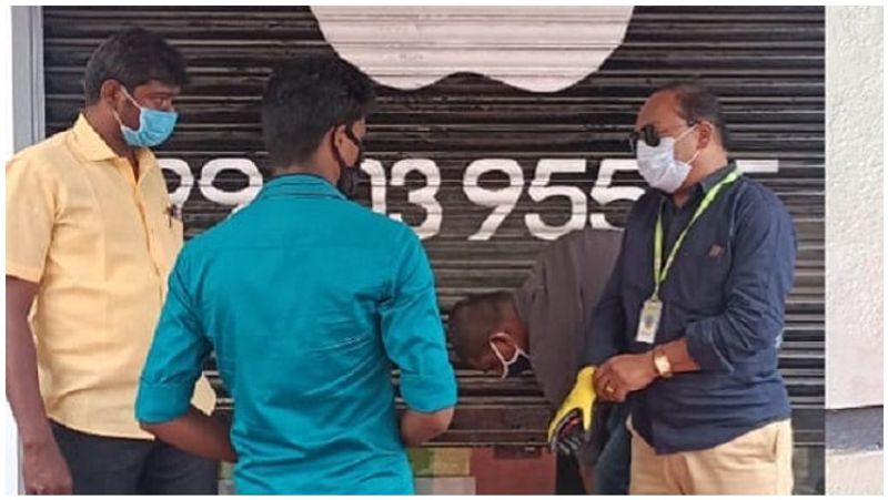 <p>கொரோனா காலத்தில் மாநகராட்சியின் உரிய அனுமதியின்றி, இதுபோன்று கடை திறப்பு விழாவில் ஏற்பாடு செய்தாலும், புகழ் வருகையை அறிந்து ரசிகர்கள் அங்கு கூடியதாலும், கடை திறப்பு விழா அன்றே மாநகராட்சி மற்றும் சுகாதாரத்துறை அதிகாரிகள் கடைக்கு சீல் வைத்ததால் பரபரப்பு ஏற்பட்டது.</p>