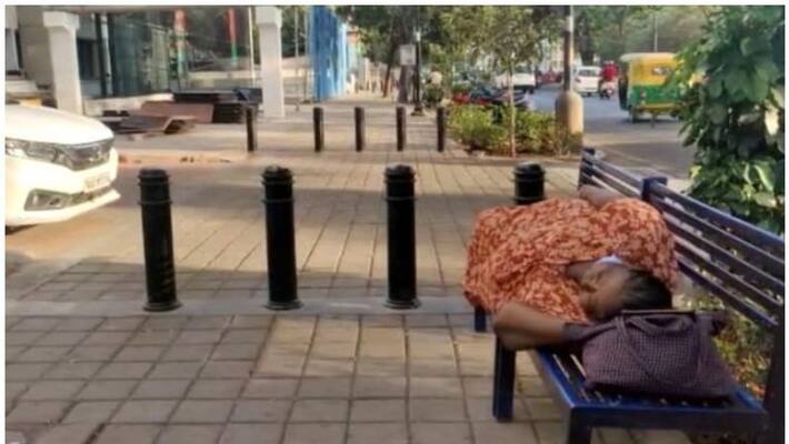 covid patient waiting for ambulance in front of hospital for more than five hours covid patient waiting for ambulance in front of hospital for more than five hours
