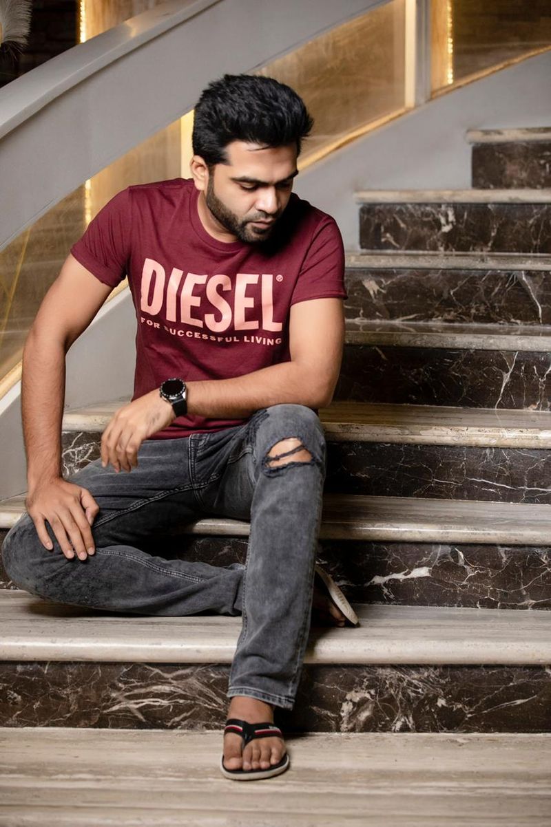 இந்நிலையில் தரன்னுடைய ரசிகர்களுக்கு நடிகர் சிம்பு, சில ஸ்டைலிஷ் புகைப்படங்களை வெளியிட்டு... தமிழ் புத்தாண்டு அனைவரின் வாழ்விலும் புது பொலிவையும், புது நம்பிக்கையையும், புது உற்சாகத்தையும் அளிக்கட்டும் என வாழ்த்தியுள்ளார்.