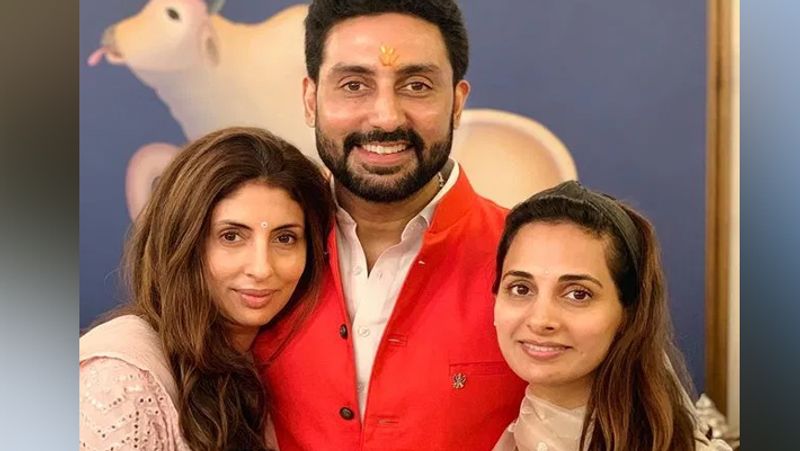 <p>ಇನ್ವೆಸ್ಟ್ಮೆಂಟ್ ಬ್ಯಾಂಕರ್ ಆಗಿರುವ ನೈನಾ ಅಭಿಷೇಕ್ ಬಚ್ಚನ್ ಮತ್ತು ಶ್ವೇತಾ ಬಚ್ಚನ್ ನಂದಾ ಅವರ ಕಸಿನ್. </p>