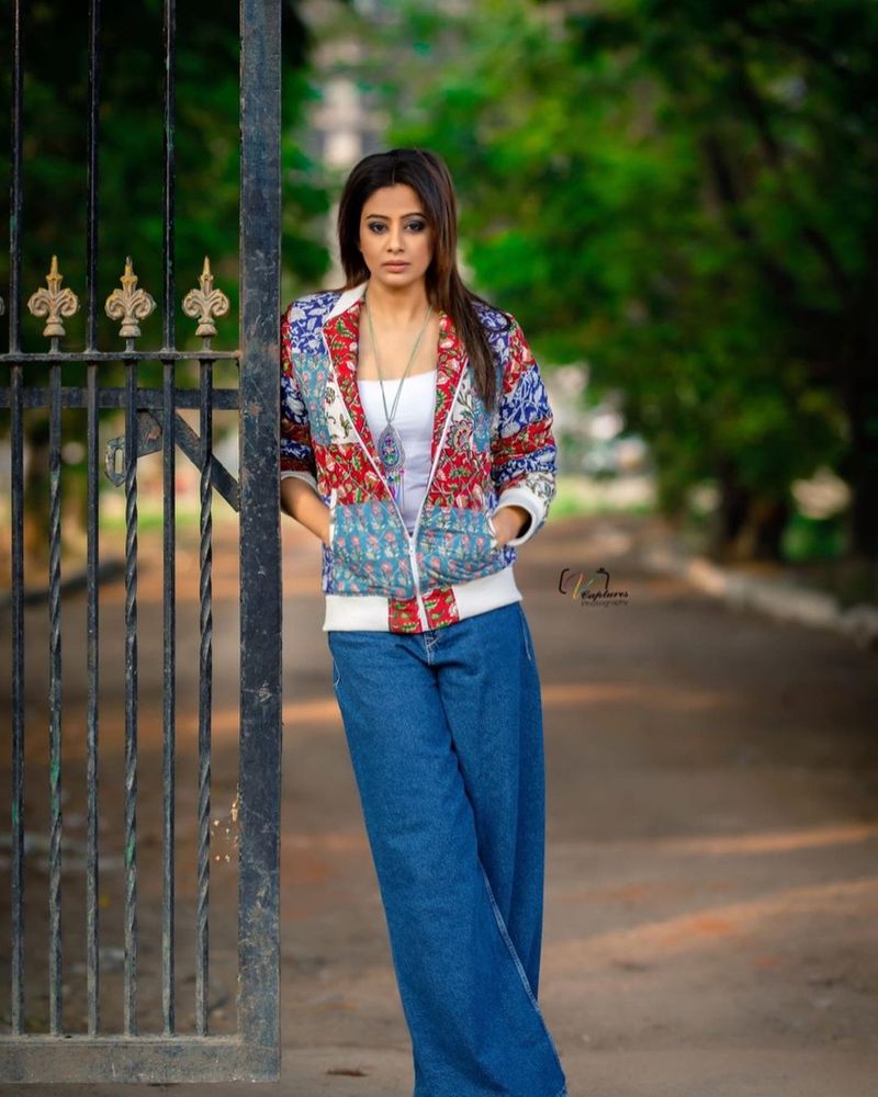 స్టార్ హీరోయిన్ ప్రియమణి `ఢీ` ఛాంపియన్స్ డాన్స్ షోకి జడ్జ్ గా వ్యవహరిస్తున్న విషయం తెలిసిందే. ఈ షో కోసం ఆమె ప్రతి బుధవారం అందంగా, ట్రెండీగా ముస్తాబై ఆడియెన్స్ ని, ముఖ్యంగా తన ఫ్యాన్స్ ని అలరిస్తుంది.