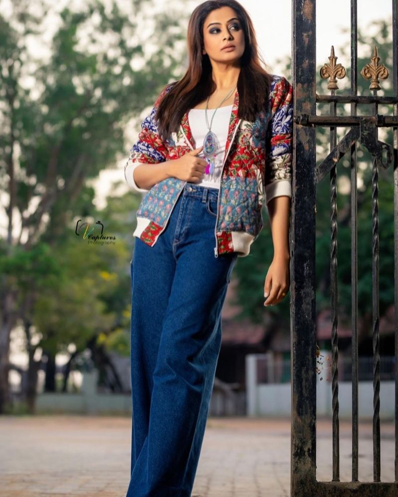 మెడలో లాకెట్, టాప్లో జాకెట్, జీన్స్ ప్యాంట్ వేసుకుని స్టయిల్గా పోజులిచ్చింది. ఈ ఫోటోలను అభిమానులతో పంచుకోగా, అవి నెట్టింట్లో వైరల్గా మారుతున్నాయి.