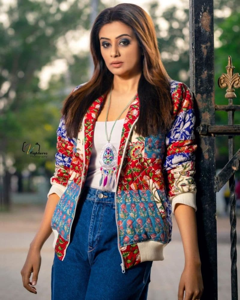 ప్రియమణి లేటెస్ట్ గ్లామర్ ఫోటోలు.