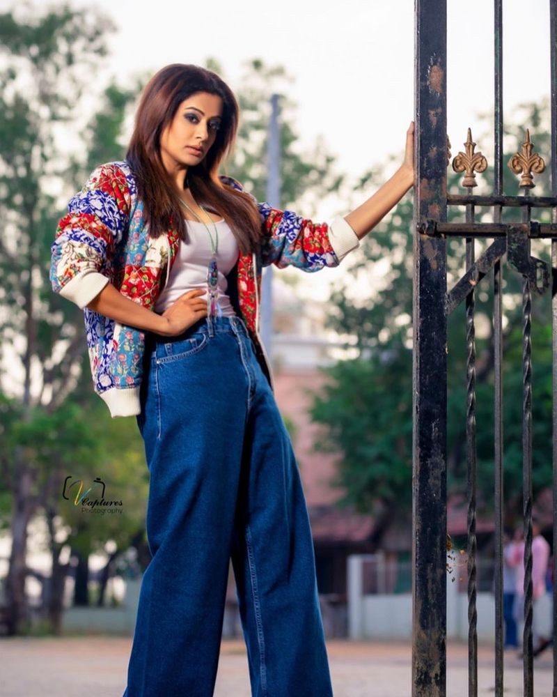 ప్రియమణి లేటెస్ట్ గ్లామర్ ఫోటోలు.