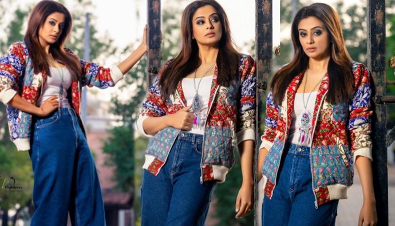 ప్రియమణి లేటెస్ట్ గ్లామర్ ఫోటోలు.