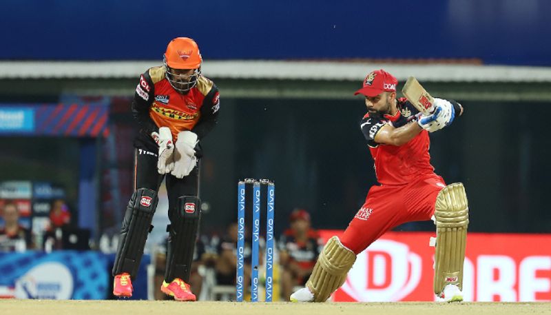 విరాట్ కోహ్లీ, గ్లెన్ మ్యాక్స్వెల్ కలిసి మూడో వికెట్కి 43 పరుగుల భాగస్వామ్యం నెలకొల్పారు. ఈ దశలో 29 బంతుల్లో 4 ఫోర్లతో 33 పరుగులు చేసిన విరాట్ కోహ్లీ, జాసన్ హోల్డర్ బౌలింగ్లో అవుట్ అయ్యాడు.
