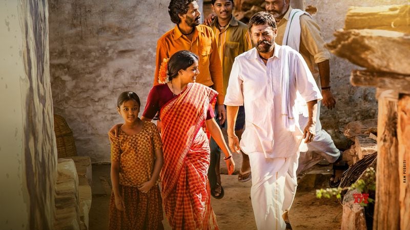 వెంకటేష్ హీరోగా నటించిన `నారప్ప` సినిమా మే 14నే విడుదలయ్యే ఛాన్స్ ఉందని అంటున్నారు. అయితే టికెట్ల రేట్లు తగ్గడం విడుదలపై ప్రభావం పడే అవకాశం ఉందంటున్నారు. మరి ఈ సినిమా కూడా వాయిదా పడుతుందా? అన్నది తెలియాల్సి ఉంది.