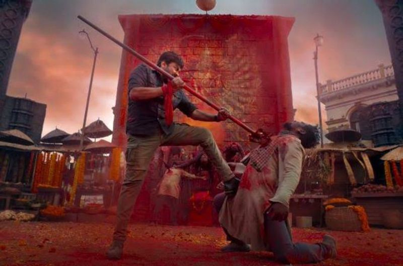 మే 13న మెగా స్టార్ చిరంజీవి, రామ్చరణ్లు నటించిన `ఆచార్య` చిత్రం సైతం వాయిదా పడబోతుందని తెలుస్తుంది. కొరటాల శివ దర్శకత్వంలో రూపొందుతున్న ఈ సినిమా మళ్లీ జులై తర్వాతే, అంటే కరోనా ప్రభావం తగ్గిన తర్వాతనే, అలాగే టికెట్లు రేట్స్ సెట్ అయ్యాకనే రిలీజ్కి వెళ్లాలని ఆలోచిస్తున్నారు.