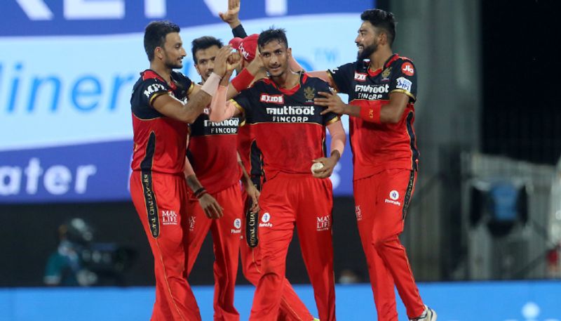 దినేశ్ కార్తీక్ 5 బంతుల్లో 2 పరుగులు చేసిన దినేశ్ కార్తీక్ను యజ్వేంద్ర చాహాల్ ఎల్బీడబ్ల్యూగా అవుట్ అయ్యాడు. ఇయాన్ మోర్గాన్ 23 బంతుల్లో 29 పరుగులు చేసి హర్షల్ పటేల్ బౌలింగ్లో అవుట్ కాగా...