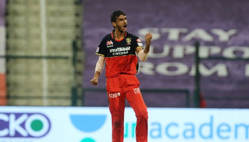 19వ ఓవర్ వేసిన సిరాజ్ కేవలం ఒకే పరుగు ఇవ్వడం, 20వ ఓవర్ మొదటి బంతికే హర్షల్ పటేల్ ఆండ్రే రస్సెల్ను అవుట్ చేయడంతో ఆర్సీబీ విజయం సొంతం చేసుకుంది...
