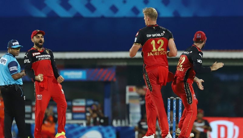 వాటితో ప్రాక్టీస్ చేసేందుకు టైం చూడమని చెప్పాడు. అంతే కానీ నాకు బౌలింగ్ వేయమని కోహ్లీ కోరలేదు... అప్పుడు జరిగిందంతా ఓ సరదా సంఘటన. దానికి డాన్ మరింత మసాలా జత చేసి, ఇంకాస్త ఫన్నీ స్టోరీగా మలిచాడు...’ అంటూ చెప్పుకొచ్చాడు కేల్ జెమ్మీసన్.