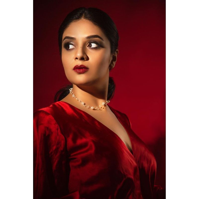 నిజం చెప్పాలంటే శ్రీముఖి చేతులో పర్మినెంట్గా చెప్పుకునే షోస్ ఒక్కటి కూడా లేవు. అడపాదడపా స్పెషల్ ఈవెంట్లలోనే మెరుస్తుంది. కెరీర్ని లాక్కొస్తుంది.