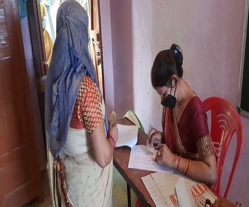 बताते चले कि पहले चरण में 51176 मतदान केंद्रों बनाए गए हैं। जहां पर 3,16,46,162 मतदाताओं को कुल 2,99,012 उम्मीदवारों के लिए वोटिंग करना है। लेकिन, सुबह अधिकांश बूथों पर सन्नाटा पसरा रहा। गिने-चुने लोग वोटिंग के लिए पहुंच रहे थे। 