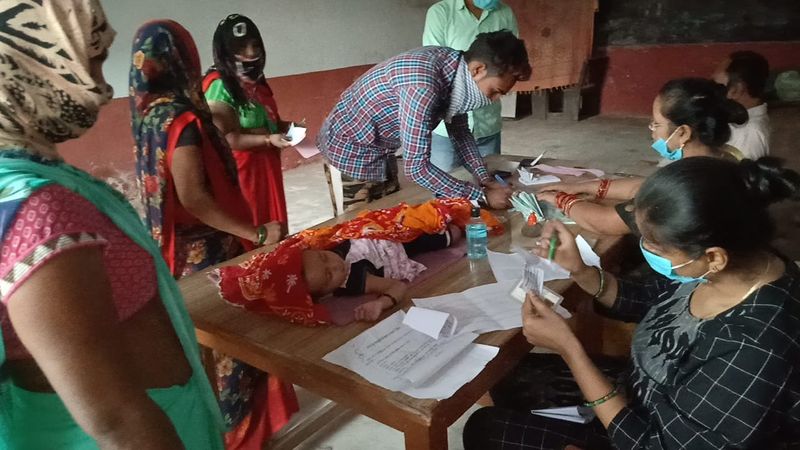 यूपी में त्रिस्तरीय पंचायत चुनाव में जिला पंचायत पंचायत सदस्य, क्षेत्र पंचायत सदस्य, ग्राम प्रधान और ग्राम पंचायत वार्ड सदस्य के पद के लिए होने वाले चुनाव चार चरण में होंगे। पहले चरण में अयोध्या, आगरा, कानपुर, गाजियाबाद, गोरखपुर, जौनपुर, झांसी, प्रयागराज, बरेली, भदोही, महोबा, रामपुर, रायबरेली, श्रावस्ती, संत कबीर नगर, सहारनपुर, हरदोई और हाथरस जिलों में मतदान हो रहा है। इसी बीच रायबरेली के सलोन में स्थित सर्वोदय इंटर कॉलेज बूथ से हैरान करने वाली तस्वीर सामने आई है। जहां महिला मतदान कर्मी अपने बच्चे को मेज पर लिटाकर चुनाव ड्यूटी नजर आई, जिसकी तस्वीर वायरल भी हो रही है। 