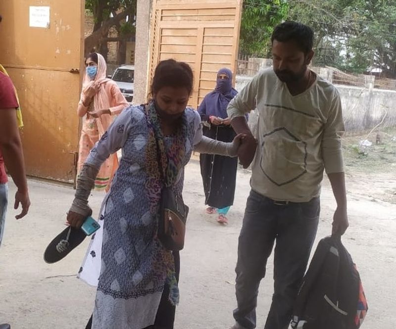 सोशल मीडिया पर वायरल हो रही ये तस्वीर रायबरेली की बताई जा रही है। जहां पैर में पट्टी बंधी होने के बावजूद मतदान कराने के लिए राजकीय इंटर कालेज डीह पहुंचीं मतदान कर्मी अल्का मौर्या। 