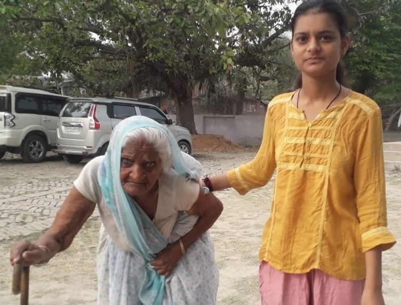 मतदाताओं में काफी उत्साह देखने को मिल रहा है। यह महिला अपनी पोती के साथ सुबह ही वोटिंग देने पहुंच गई थी। जिसकी हर किसी ने तारीफ किया। 