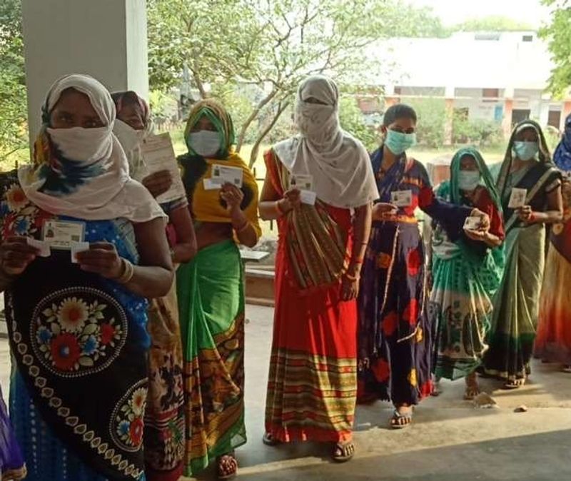 बताते चले कि इस बार मतदाताओं को मास्क लगाना और शारीरिक दूरी बनाए रखना अनिवार्य किया गया है। हर मतदान केंद्र के बाहर छह-छह फीट की दूरी पर घेरे बनाने का आदेश जारी किया है। हालांकि कई बूथों पर इस नियम का पालन नहीं किया जा रहा है। 