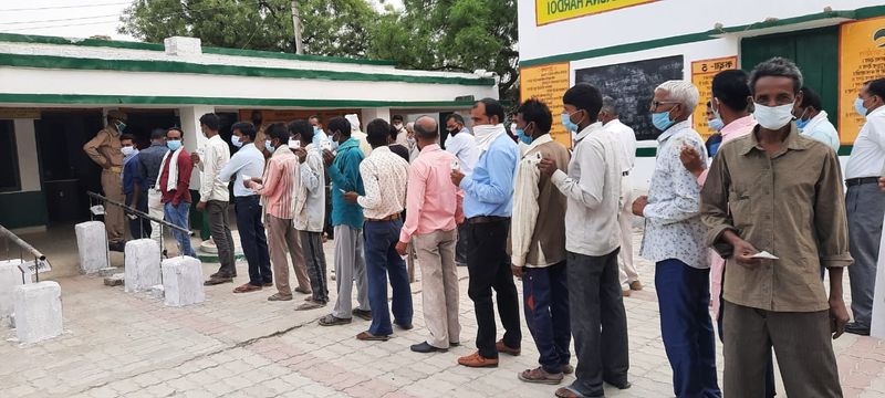 बता दें कि यूपी में कोरोना संक्रमण के 20 हजार से अधिक एक्टिव केस पिछले 24 घंटे सामने आए हैं। लेकिन, कई बूथों पर कुछ तरह का नजारा देखने को मिल रहा है। जिससे संक्रमण फैलने का खतरा भी है। 