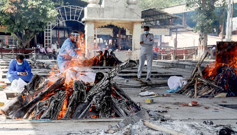 संक्रमित व्यक्ति 1 मिनट में कर दे रहा बीमार
बीएलके सुपर स्पेशलिटी हॉस्पिटल के रेस्पेरेट्री एक्सपर्ट डॉक्टर संजीव नय्यर ने कहा कि कोरोना वायरस बहुत तेजी से असर कर रहा है। पिछली बार दूसरे को संक्रमित होने में 10 मिनट का समय लग रहा था अब वो समय घटकर 1 मिनट हो चुका है।
