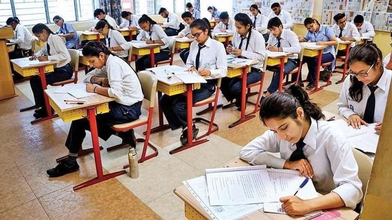 महाराष्ट्र
कोरोना संक्रमण के सबसे ज्यादा मामले यहां आए हैं। राज्य में बढ़ते मामलों को देखते हुए सरकार परीक्षा के पक्ष में नहीं है। 12वीं के छात्रों के लिए गैर परीक्षा के विकल्प पर फैसला करना चाहिए। 24 घंटे में यहां 24,752 लोग संक्रमित पाए गए। 23,065 लोग ठीक हुए और 992 लोगों की मौत हुई। अब तक 56.50 लाख लोग संक्रमण की चपेट में आ चुके हैं।
