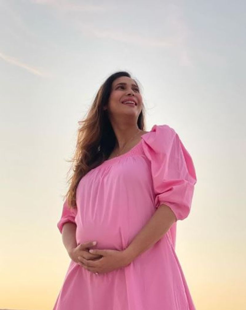 பிங்க் நிற உடையில் பளீச் அழகு 