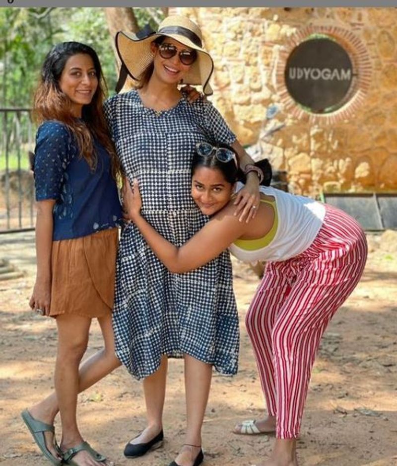 தோழிகளுடன் ஸ்டைலிஷ் போஸ் கொடுக்கும் பிராச்சி 