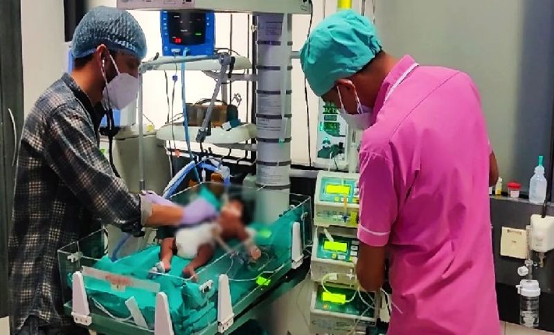 मासूम बच्ची का इलाज कर रहे बाल रोग विशेषज्ञ डॉक्टर अल्पेश सिंधवी अपनी देखरेख में कर रहे हैं। उनका कहा कि जन्म के समय शिशु को सांस लेने में दिक्कत थी। जब उसकी जांच की गई तो उसकी रिपोर्ट कोरोना पॉजिटिव थी। उसे यह कोरोना उसकी मां की वजह से हुआ है, जिसकी पहले ही छुट्टी कर दी थी।