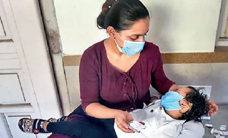 ऐसी एक मार्मिक तस्वीर देश की राजधानी दिल्ली से सामने आई है। जहां एक महिला बुधवार को अपने बच्चे के साथ कोविड-19 टेस्ट कराने अस्पताल पहुंची थी।