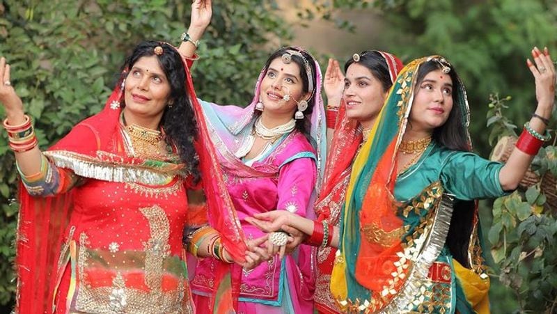 फोटो शेयर करते हुए चारू ने सभी को गणगौर की शुभकामनाए दीं। चारु की फोटोज जमकर वायरल हो रही है और उनके लुक को भी काफी पसंद किया जा रहा है। 