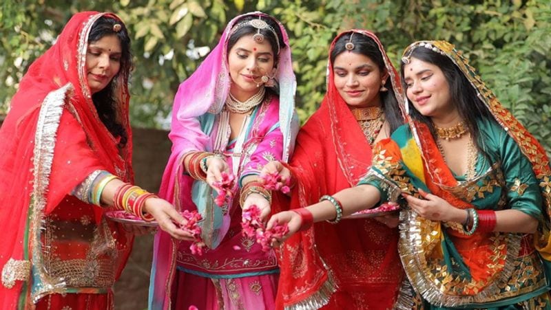 चारू ने फ्रेंड्स और घरवालों के साथ गणगौर की पूजा की। इस दौरान सबी ने मिलकर गणगौर माता को फूल भी चढ़ाएं।