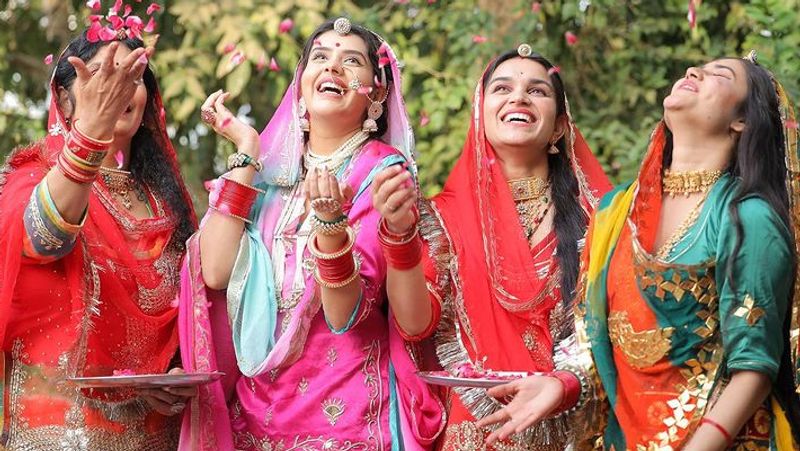 पूजा करने के बाद चारू फ्रेंड्स के साथ मस्ती करती आई। इस दौरान सभी ने मिलकर फोटोज क्लिक करवाने के लिए जमकर पोज भी दिए। 
