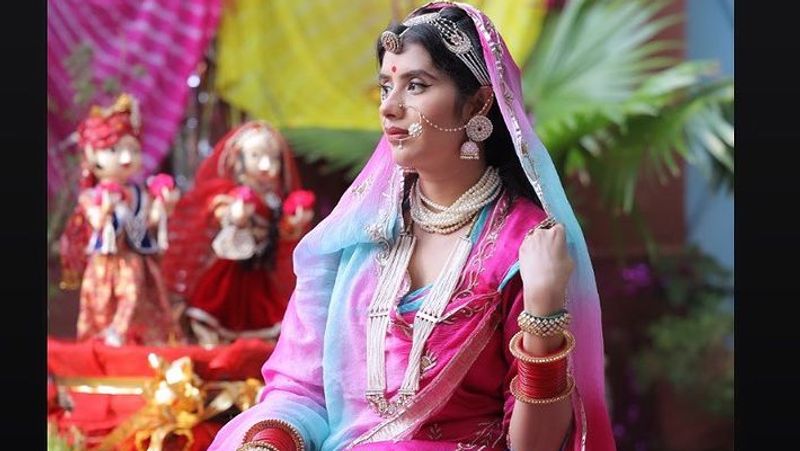 चारू ने मंदिर के सामने बैठकर भी पोज दिए। फोटोज में देखा जा सकता है कि उन्होंने अपने घर के गणगौर पूजा के लिए अच्छे से मंदिर सजाया था।