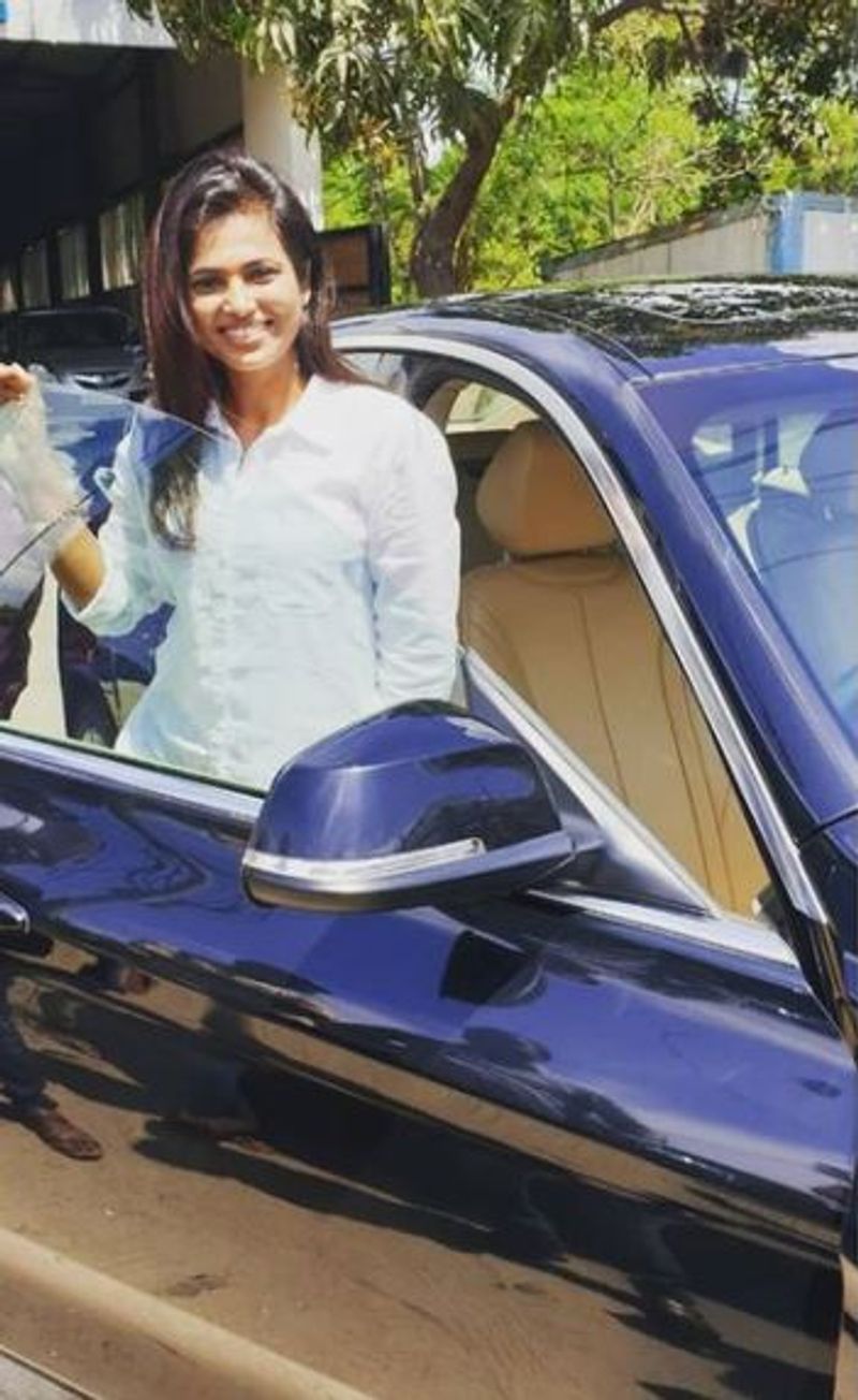 <p>ரம்யா பாண்டியன் தான் வாங்கிய புதிய BMW காருடன் செம்ம ஸ்டைலிஷாக நிற்கும் புகைப்படத்தை வெளியிட லைக்குகள் குவிந்து வருகிறது.</p>