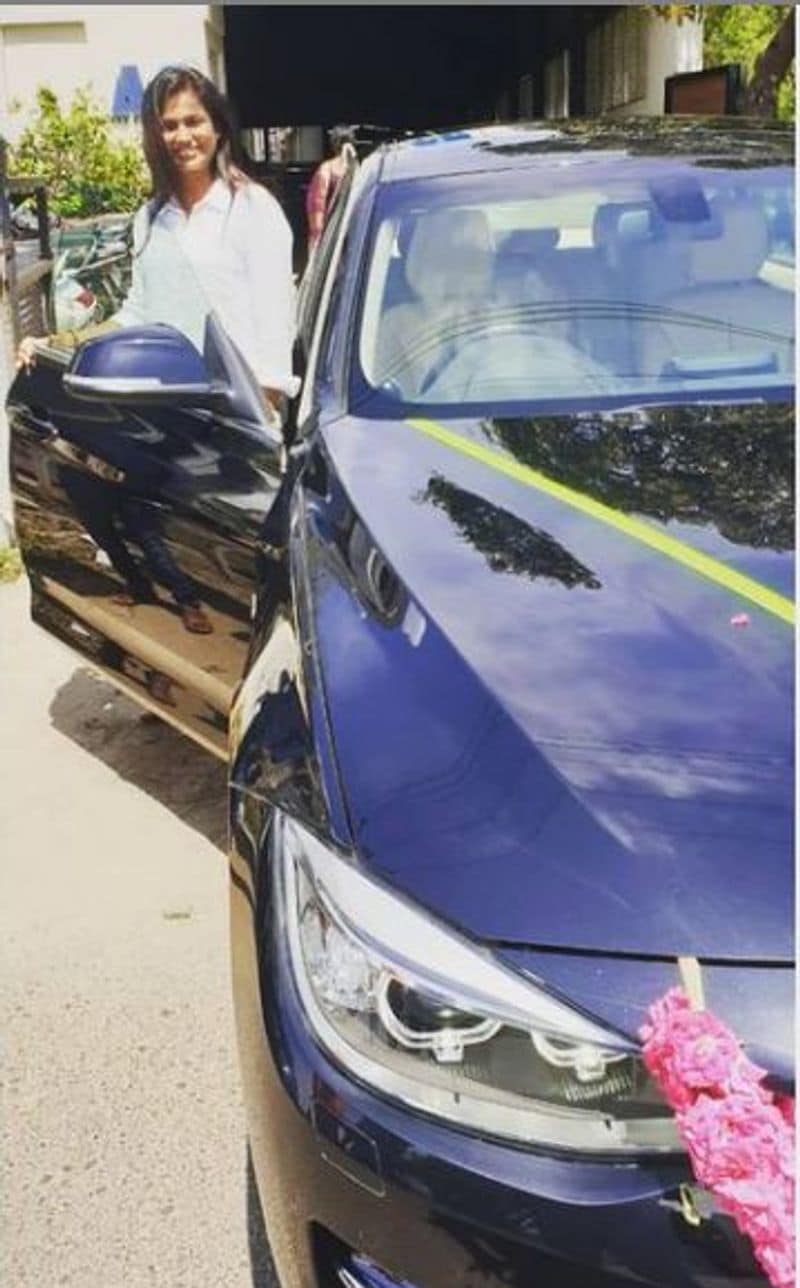 <p>நீல நிற BMW காரில் செம்ம கெத்தாக போஸ் கொடுக்கும் ரம்யா பாண்டியனை பாருங்க.</p>