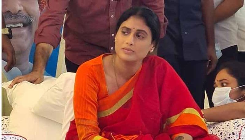 అనూహ్యంగా తెలంగాణ రాజకీయాల్లోకి రంగప్రవేశం చేసిన షర్మిల... కొలువుల దీక్ష పేరిట తెలంగాణ సర్కార్ తో డైరెక్ట్ యుద్ధానికి దిగింది. ఇందిరా పార్క్ వద్ద ఒక రోజు దీక్ష ఆ తరువాత పాదయాత్రగా బయల్దేరడం, పోలీసుల అరెస్టు అన్ని వెరసి షర్మిల ఒక సీరియస్ పొలిటికల్ ప్లేయర్ గా తనకంటూ ఒక గుర్తింపును తెచ్చుకునేందుకు చేసిన ప్రయత్నాన్ని తెలంగాణ ప్రజలు గుర్తించారు. సమైక్యాంధ్ర కోసం బలంగా ఉద్యమించిన షర్మిలను తెలంగాణ ప్రజలు ఆదరిస్తారా లేదా అనే విషయాన్ని పక్కనబెడితే ఆమె రాజకీయంగా మాత్రం పావులు బలంగా కడుపుతున్నట్టుగా అర్థమవుతుంది.