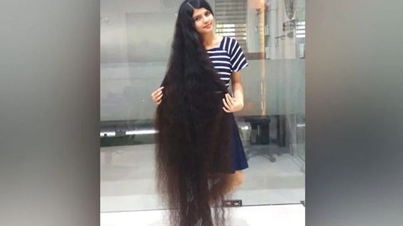 జుట్టు అందంగా.. ధృఢంగా పెరగడానికి ఓ ఆయిల్ రాసుకుంటే సరిపోతుందని నిపుణులు చెబుతున్నారు. అది కూడా స్వయంగా మనం ఇంట్లోనే తయారు చేసుకోవచ్చట. అదెలాగో ఇప్పుడు మనం చూద్దాం..