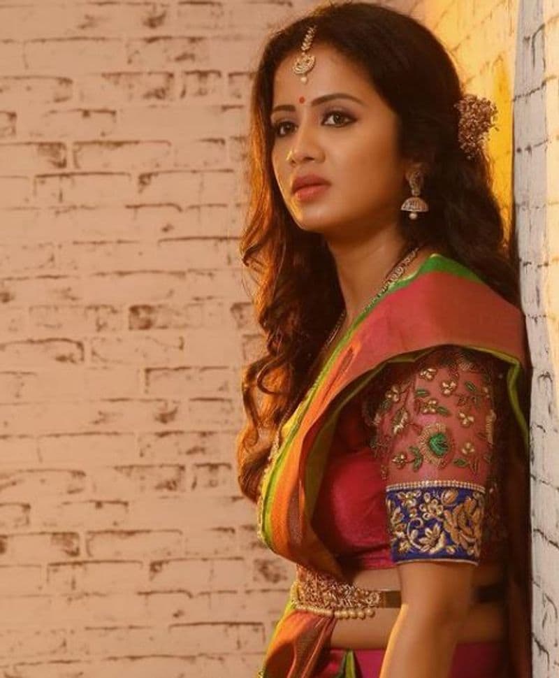 <p>சாய்ந்து சாய்ந்து நீ பார்க்கும் போது அடடா... </p>