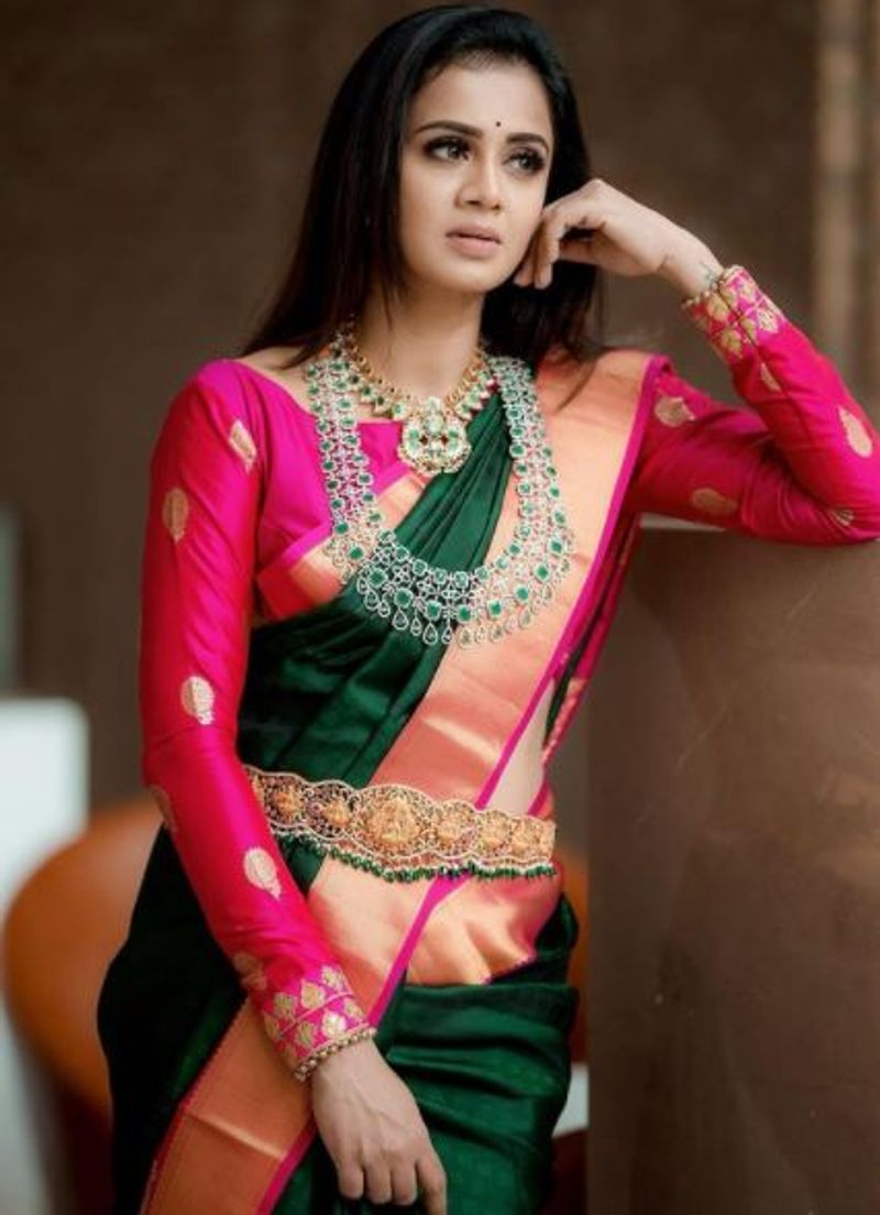 <p>செய்து வைத்த சிலை போல் போஸ் கொடுக்கும் அஞ்சனா</p>
