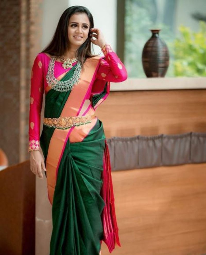 <p>பட்டு சேலையில் வசீகரம் </p>