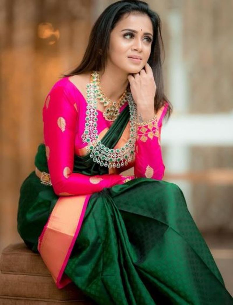 <p>புடவைக்கு ஏற்ற போல் நகை அணிந்து அசத்துறாங்களே </p>